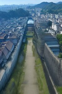 2026国产年度都市情感剧封面——两位青年主角城市背景下对视，情感张力十足